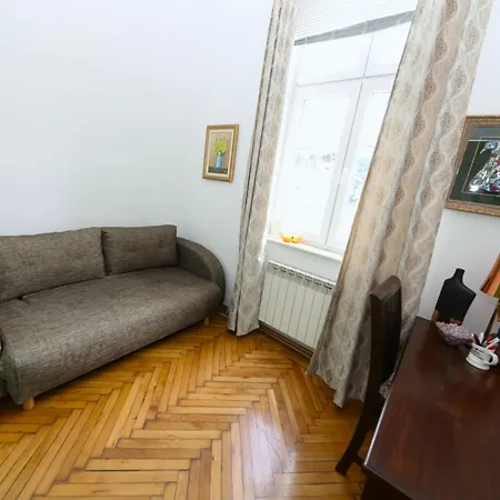 Historijski Luksuz U Starom Gradu, Garage Parking Apartament