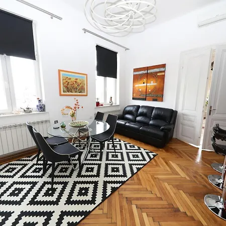 Apartament Historijski Luksuz U Starom Gradu, Garage Parking